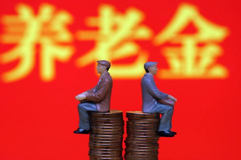 為什么企退養(yǎng)老金漲得更多？?jī)烧叩牟罹嗄芟龁幔? width=